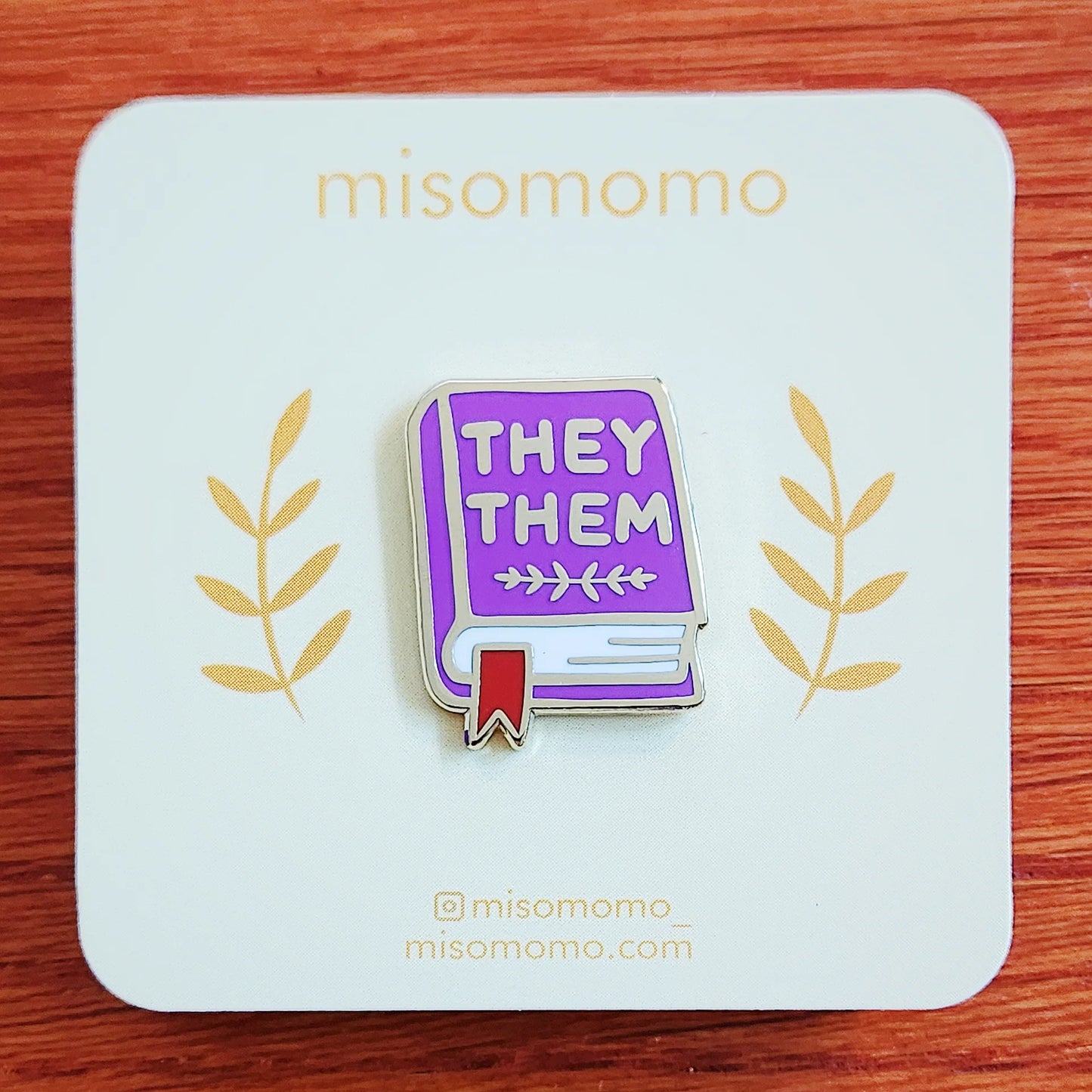 Misomomo Pronoun Pins